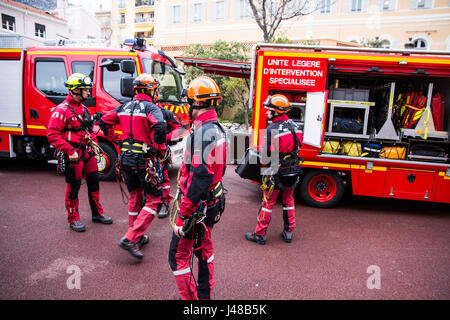 Cette unité d'intervention spécialisée du corps des sapeurs-pompiers de Monaco se préparer à un exercice de sauvetage à Monte Carlo, Monaco. Banque D'Images