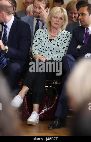 Homme politique conservateur Anna Soubry regarde Premier ministre Theresa peut parle lors d'une visite au Centre Richard Herrod dans Carlton, Nottinghamshire. Banque D'Images