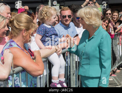 La duchesse de Cornouailles, tandis que les habitants de la réunion à la foule à Dromore Village dans le comté de Down, lors de sa visite à l'Irlande du Nord. Banque D'Images