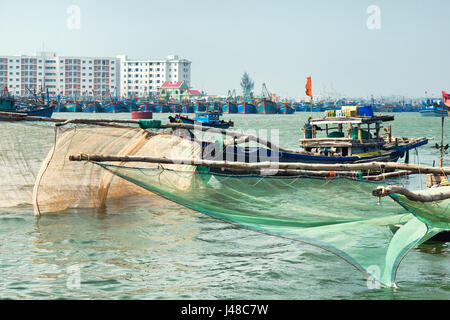 Bateaux en bois avec de grands filets de pêche dans la région de Da nang, Vietnam Banque D'Images