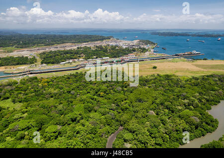 Vue panoramique vue aérienne d'écluses de Gatun avec les navires de passage, Canal de Panama Banque D'Images