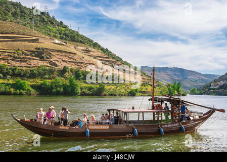 La vallée de la rivière Douro, les touristes dans la vallée du Douro, près de la ville de la tour de Pinhao Rio Douro dans un bateau rabelo, Portugal. Banque D'Images