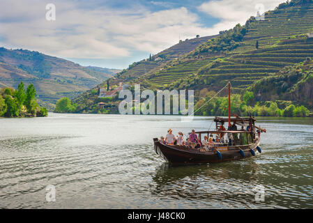 Portugal Douro et les touristes dans la vallée du Douro, près de la ville de la tour de Pinhao Rio Douro dans un bateau rabelo, Portugal. Banque D'Images