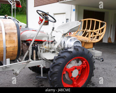 Obersaxen, Suisse - 1 août 2016 : huerlimann vieux tracteur garé près de la ferme Banque D'Images