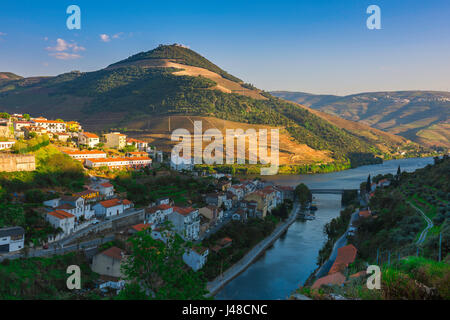 La vallée du Douro au Portugal, antenne vue du coucher de Pinhao, la clé du vin de ville située dans la vallée du fleuve Douro, Portugal. Banque D'Images
