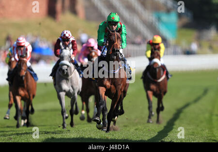 Ne vous rendez jamais monté par jockey Jamie Spencer revient à la maison pour gagner le Deepbridge Maiden Stakes Capital au cours de la première journée de la Fête de Mai de Chester. Banque D'Images