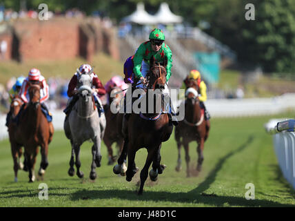 Ne vous rendez jamais monté par jockey Jamie Spencer revient à la maison pour gagner le Deepbridge Maiden Stakes Capital au cours de la première journée de la Fête de Mai de Chester. Banque D'Images