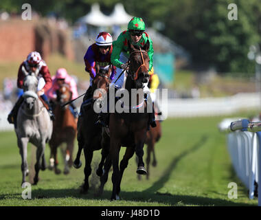 Ne vous rendez jamais monté par jockey Jamie Spencer revient à la maison pour gagner le Deepbridge Maiden Stakes Capital au cours de la première journée de la Fête de Mai de Chester. Banque D'Images