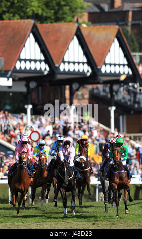 Coureurs et cyclistes prendre le premier virage au cours de l'Deepbridge Maiden Stakes Capital au cours de la première journée de la Fête de Mai de Chester. Banque D'Images