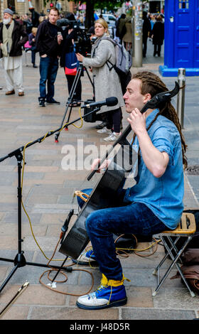 GLASGOW, Ecosse 10 Mai 2017 : Le violoncelliste/singer/songwriter, Paisley né INGRAM CALUM Rue tout en étant filmé pour un documentaire Dans Buchanan Street, Banque D'Images