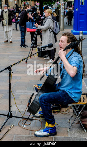 GLASGOW, Ecosse 10 Mai 2017 : Le violoncelliste/singer/songwriter, Paisley né INGRAM CALUM Rue tout en étant filmé pour un documentaire Dans Buchanan Street, Banque D'Images