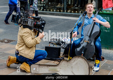 GLASGOW, Ecosse 10 Mai 2017 : Le violoncelliste/singer/songwriter, Paisley né INGRAM CALUM Rue tout en étant filmé pour un documentaire Dans Buchanan Street, Banque D'Images