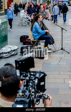 GLASGOW, Ecosse 10 Mai 2017 : Le violoncelliste/singer/songwriter, Paisley né INGRAM CALUM Rue tout en étant filmé pour un documentaire Dans Buchanan Street, Banque D'Images