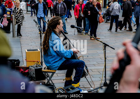 GLASGOW, Ecosse 10 Mai 2017 : Le violoncelliste/singer/songwriter, Paisley né INGRAM CALUM Rue tout en étant filmé pour un documentaire Dans Buchanan Street, Banque D'Images