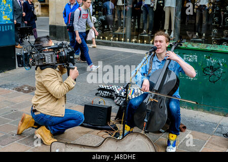 GLASGOW, Ecosse 10 Mai 2017 : Le violoncelliste/singer/songwriter, Paisley né INGRAM CALUM Rue tout en étant filmé pour un documentaire Dans Buchanan Street, Banque D'Images