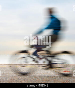 Les cyclistes sur les quais en face de la mer. L'exposition longue Banque D'Images