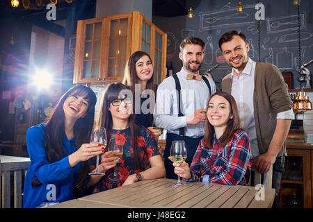 Groupe d'amis lors d'une réunion avec des lunettes rire et sourire Banque D'Images