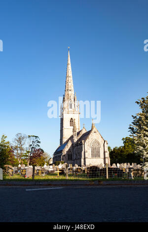 Le style gothique en Église ou église St Margaret's à St Asaph dans le Nord du Pays de Galles dans un ciel sans nuages en été Banque D'Images