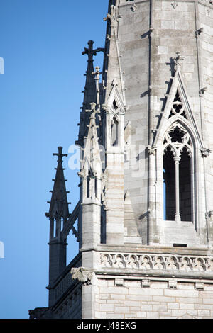 Le style gothique en Église ou église St Margaret's à St Asaph dans le Nord du Pays de Galles dans un ciel sans nuages en été Banque D'Images