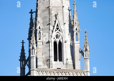 Le style gothique en Église ou église St Margaret's à St Asaph dans le Nord du Pays de Galles dans un ciel sans nuages en été Banque D'Images