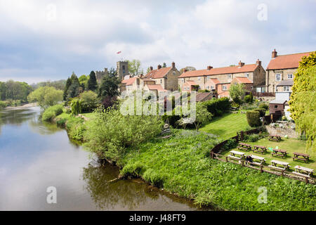 Maisons de village du Yorkshire et jardin de pub Bull Inn à côté de la rivière Ure. West Tanfield, North Yorkshire, Angleterre, Royaume-Uni, Grande-Bretagne Banque D'Images