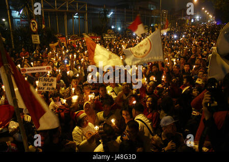 La masse des partisans de Basuki Tjahaja Purnama, condamné dans une affaire de blasphème, a tenu une manifestation devant la prison de Cipinang, est de Jakarta, mardi soir. En plus de fournir un soutien moral, ils ont demandé au tribunal de suspendre la détention et faire Basuki comme un prisonnier de la ville. (Photo par : Tubagus Aditya Irawan/Pacific Press) Banque D'Images