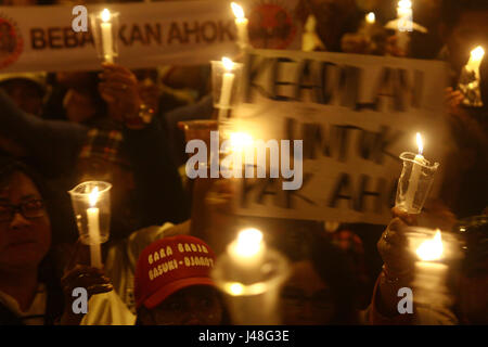 La masse des partisans de Basuki Tjahaja Purnama, condamné dans une affaire de blasphème, a tenu une manifestation devant la prison de Cipinang, est de Jakarta, mardi soir. En plus de fournir un soutien moral, ils ont demandé au tribunal de suspendre la détention et faire Basuki comme un prisonnier de la ville. (Photo par : Tubagus Aditya Irawan/Pacific Press) Banque D'Images