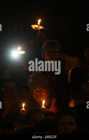 La masse des partisans de Basuki Tjahaja Purnama, condamné dans une affaire de blasphème, a tenu une manifestation devant la prison de Cipinang, est de Jakarta, mardi soir. En plus de fournir un soutien moral, ils ont demandé au tribunal de suspendre la détention et faire Basuki comme un prisonnier de la ville. (Photo par : Tubagus Aditya Irawan/Pacific Press) Banque D'Images