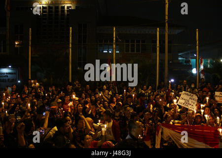 La masse des partisans de Basuki Tjahaja Purnama, condamné dans une affaire de blasphème, a tenu une manifestation devant la prison de Cipinang, est de Jakarta, mardi soir. En plus de fournir un soutien moral, ils ont demandé au tribunal de suspendre la détention et faire Basuki comme un prisonnier de la ville. (Photo par : Tubagus Aditya Irawan/Pacific Press) Banque D'Images