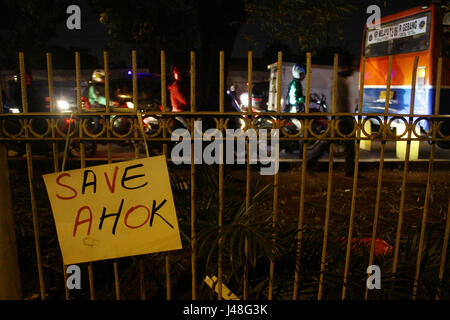 La masse des partisans de Basuki Tjahaja Purnama, condamné dans une affaire de blasphème, a tenu une manifestation devant la prison de Cipinang, est de Jakarta, mardi soir. En plus de fournir un soutien moral, ils ont demandé au tribunal de suspendre la détention et faire Basuki comme un prisonnier de la ville. (Photo par : Tubagus Aditya Irawan/Pacific Press) Banque D'Images