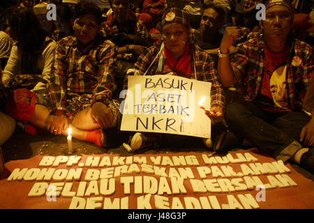 La masse des partisans de Basuki Tjahaja Purnama, condamné dans une affaire de blasphème, a tenu une manifestation devant la prison de Cipinang, est de Jakarta, mardi soir. En plus de fournir un soutien moral, ils ont demandé au tribunal de suspendre la détention et faire Basuki comme un prisonnier de la ville. (Photo par : Tubagus Aditya Irawan/Pacific Press) Banque D'Images