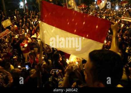 La masse des partisans de Basuki Tjahaja Purnama, condamné dans une affaire de blasphème, a tenu une manifestation devant la prison de Cipinang, est de Jakarta, mardi soir. En plus de fournir un soutien moral, ils ont demandé au tribunal de suspendre la détention et faire Basuki comme un prisonnier de la ville. (Photo par : Tubagus Aditya Irawan/Pacific Press) Banque D'Images