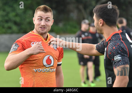 Auckland, Nouvelle-Zélande. 10 mai, 2017. Kieran Foran (L) et Shaun Johnson (R) de guerriers lors d'un New Zealand Warriors NRL entrainement au Mt Smart Stadium le 10 mai 2017 à Auckland, en Nouvelle-Zélande. Credit : PACIFIC PRESS/Alamy Live News Banque D'Images