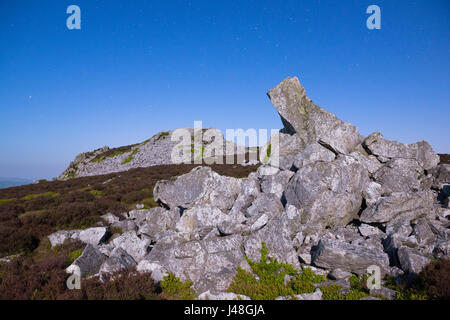 Rocher du Diamant et sur le Saddle Rock Stiperstones, Shropshire, éclairé par la lune. Banque D'Images