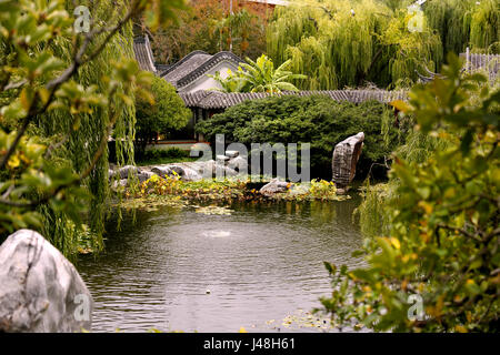 Un étang au 'Jardin Chinois de l'amitié" à Sydney, Australie Banque D'Images