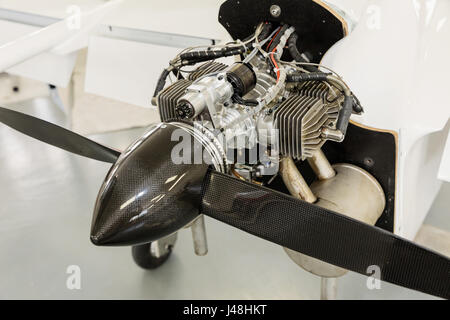 Moteur d'avion sur le petit avion, vue détaillée de moteur, hélice et cône. Banque D'Images