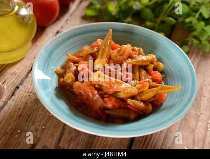 L'okra plat avec les tomates (traditionnel grec, roumain, bulgare et turc) Banque D'Images