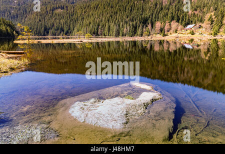 Le lac Moraine Kleiner Arbersee avec mont Arber Brut - Bavière, Allemagne. C'est une relique de l'âge de glace et a été classé comme un terme au lac Moraine. Banque D'Images