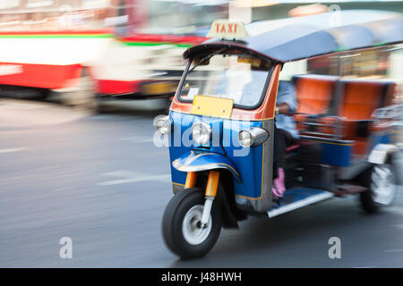 Man riding tuk-tuk dans les rues de Bangkok, Thaïlande. Banque D'Images