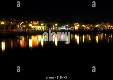 HOI AN, VIETNAM - 15 mars : Café lumière reflétée sur la rivière de l'ancienne ville de Hoi An, classé au Patrimoine Mondial de l'UNESCO le 15 mars 2014 à Hoi An, Vietnam Banque D'Images