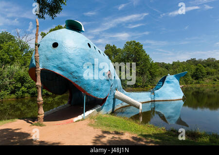 Catoosa, Oklahoma - 7 juillet 2014 : vue sur la célèbre route des attractions Blue Whale Catoosa le long de la célèbre Route 66 dans l'état de l'Oklahoma, Banque D'Images