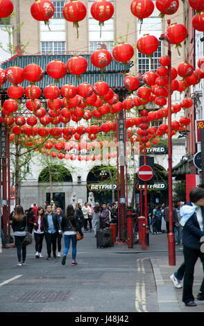 Recherche dans Chinatown à Gerrard Pl à Londres UK Banque D'Images