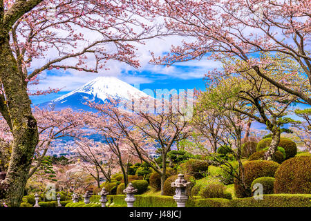 La ville de Gotemba, le Japon à la paix avec les Mt. Fuji dans la saison du printemps. Banque D'Images