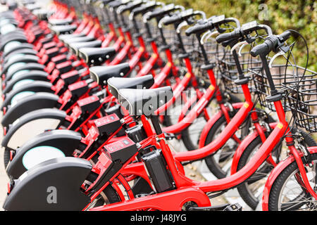 Visites des vélos de ville à Hiroshima, au Japon. Banque D'Images