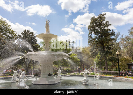 Savannah, GA - Mars 27, 2017 : Forsyth Park Fountain dates pour 1858 et est symbolique de la Savane. C'est une destination touristique populaire au sein de la ville" Banque D'Images