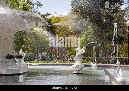 Savannah, GA - Mars 27, 2017 : Forsyth Park Fountain dates pour 1858 et est symbolique de la Savane. C'est une destination touristique populaire au sein de la ville" Banque D'Images