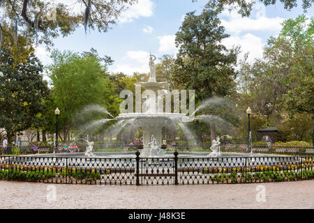 Savannah, GA - Mars 27, 2017 : Forsyth Park est le plus grand parc de l'arrondissement historique de Savannah et une célèbre destination touristique. La fontaine annonces Banque D'Images