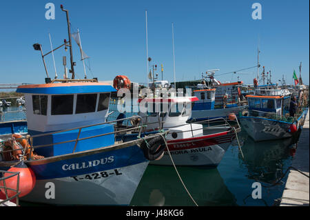 Les bateaux de pêche amarrés dans le port de Fuseta dans l'Algarve, Portugal Banque D'Images