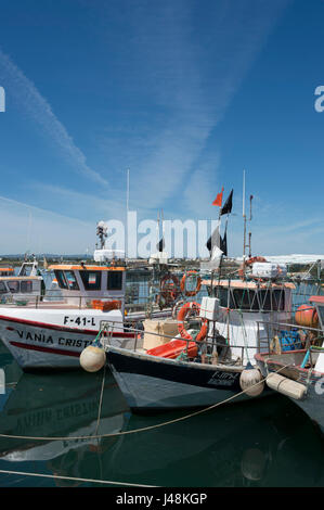 Les bateaux de pêche amarrés dans le port de Fuseta dans l'Algarve, Portugal Banque D'Images