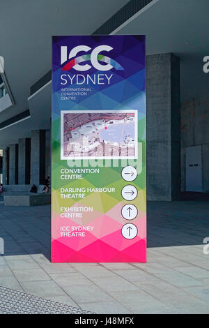 Carte directionnelle à l'extérieur du centre de congrès ICC Sydney au Centre international des congrès (ICC) de Sydney Sydney, Australie Banque D'Images